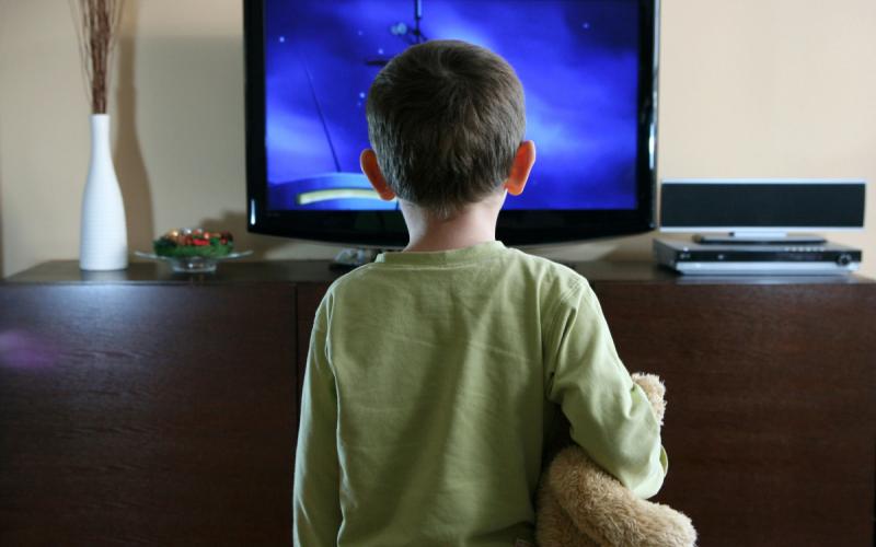 Πώς θα μάθετε τα παιδιά σας να αγαπούν τα βιβλία βλέποντας τηλεόραση!